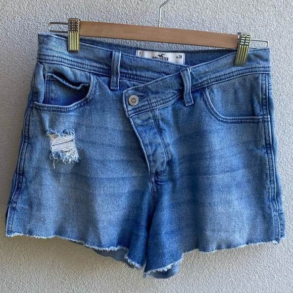 Hollister CURVY HIGH-RISE VINTAGE SHORT 4" Asymmetrical  Button Up 28 - Picture 1 of 6
